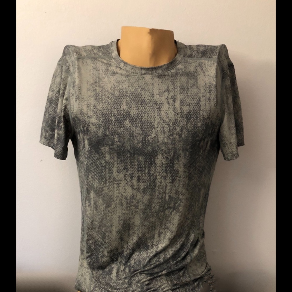 Men’s athletic tee